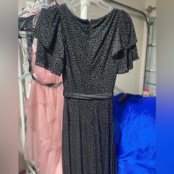 Black dress - Picture 5 of 6